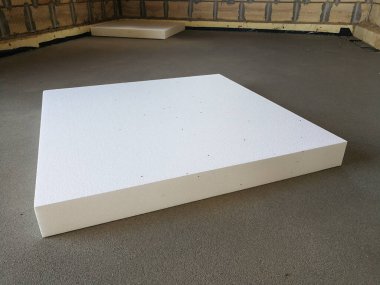 İnşaat sırasında evin termal yalıtımı için beton zeminde genişletilmiş polistiren tabakası.