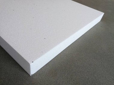 İnşaat sırasında evin termal yalıtımı için beton zeminde genişletilmiş polistiren tabakası.