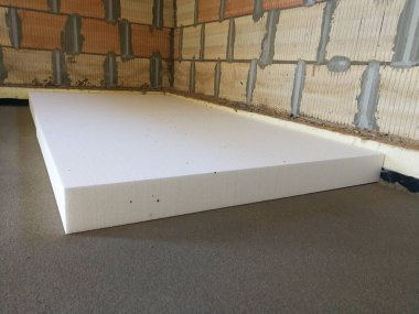 İnşaat sırasında evin termal yalıtımı için beton zeminde genişletilmiş polistiren tabakası.