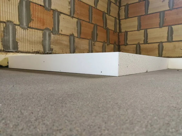 콘크리트 바닥에 폴리스티렌 폴리스티렌 사용하여 절연재를 만드는 — 스톡 사진