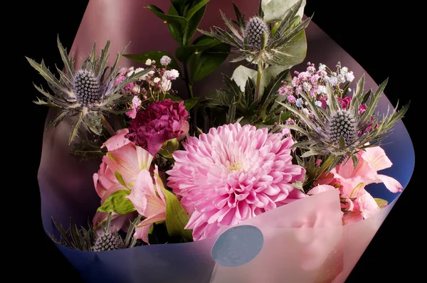 Siyah Arka Planda Izole Edilmiş Pembe Mor Renkli Çiçek Buketi — Stok fotoğraf
