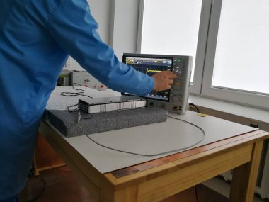 Otomotiv uygulamaları için yürütülen geçici emisyonlar için elektromanyetik uyumluluk testi ve ölçümü