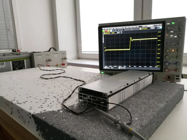 Elektromagnetische Verträglichkeitsprüfung Und Messung Leitungsgebundener Transienter Emissionen Für Automobilanwendungen — Stockfoto