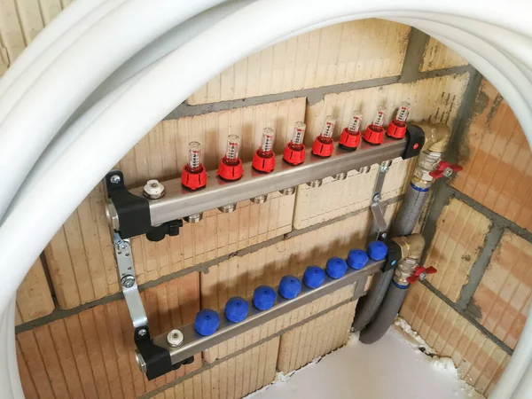 建設中の新家での給水 暖房用配管 — ストック写真