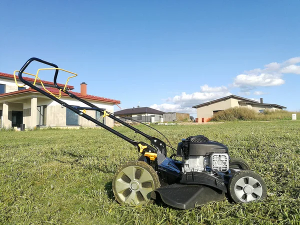 Benzine Grasmaaier Tuin Voor Grasverzorging Tijdens Zonnige Dag — Stockfoto