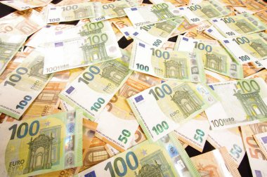 Birçok euro banknotları her yere yayıldı. Zenginlik ve ekonomi kavramı