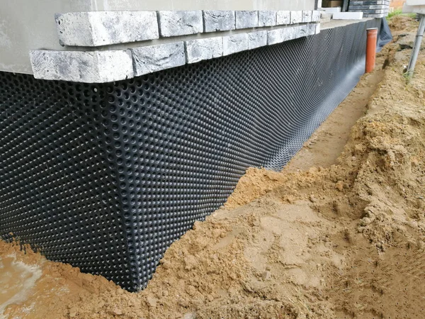 Membrana Drenagem Plástico Preto Fixado Sobre Fundação Casa Construção — Fotografia de Stock