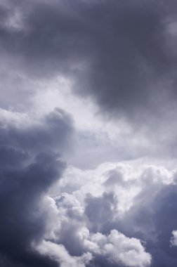 dramatik fırtınalı gökyüzü dikey fotoğraf