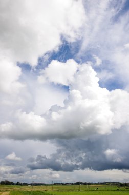 Yeşil kırsal üzerinde bulutlu gökyüzü