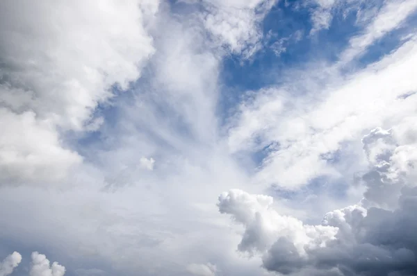 Céu nublado vista de ângulo largo — Fotografia de Stock