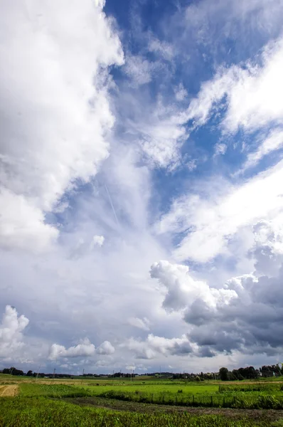 Φθινόπωρο συννεφιά πάνω από το πεδίο χώρα με πράσινες αποχρώσεις — Φωτογραφία Αρχείου