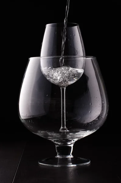 Stapel wijnglazen op de zwarte achtergrond — Stockfoto