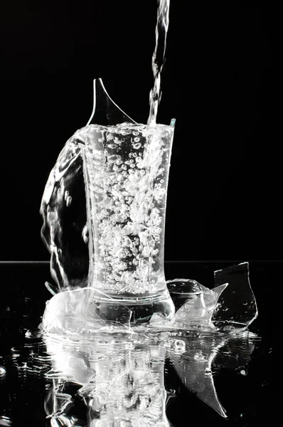 Water stream in the broken glassware — Stock Photo, Image