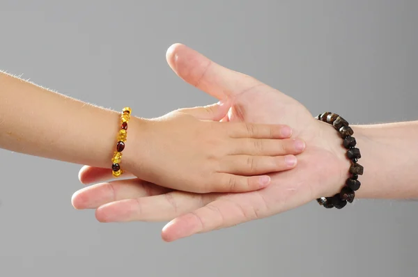 Konsep keluarga: ayah dan anak berpegangan tangan — Stok Foto