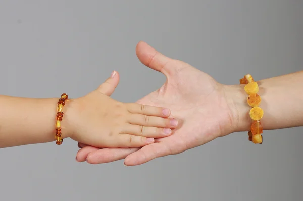 Filha mão brincando com a mãe mão — Fotografia de Stock