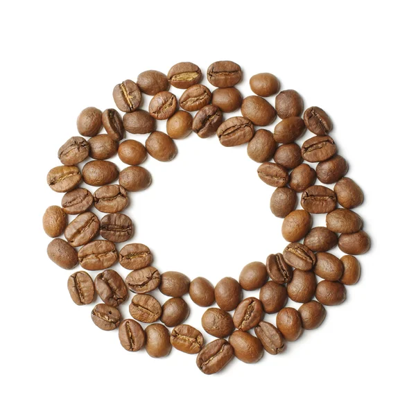 Літера O організована з кавових зерен ізольовано — стокове фото