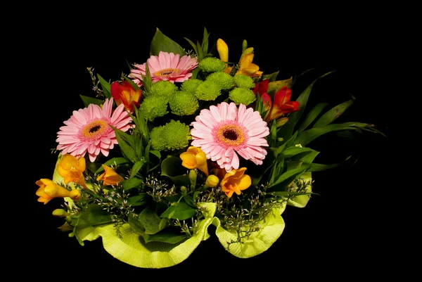 Siyah arka plan üzerine izole çeşitli çiçek buketi — Stok fotoğraf