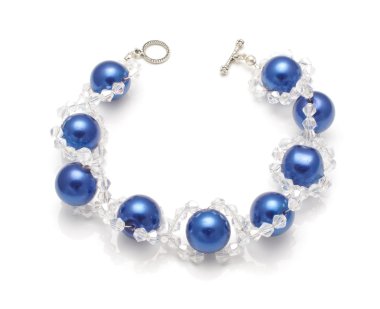 üzerinde beyaz izole swarovski kristalleri ile pahalı bilezik