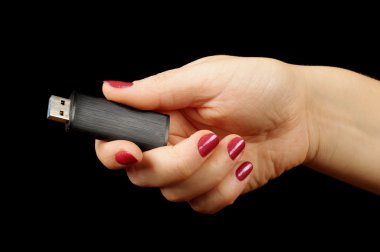 USB flash sürücü sopa tutan kadın eli