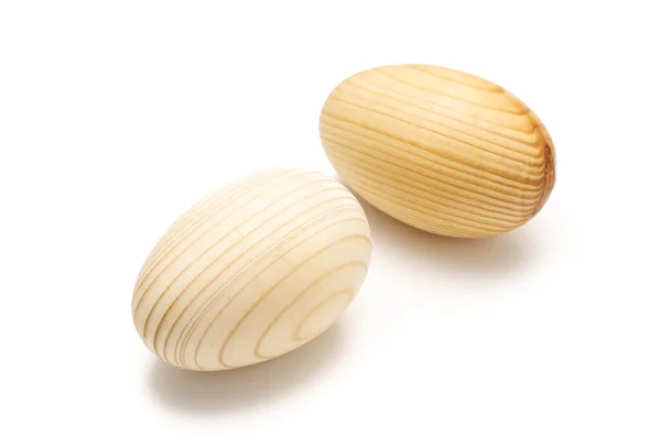 Huevos artificiales de madera aislados sobre fondo blanco —  Fotos de Stock