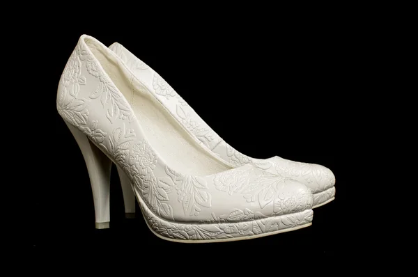 Sapatos de noiva isolados no fundo preto — Fotografia de Stock