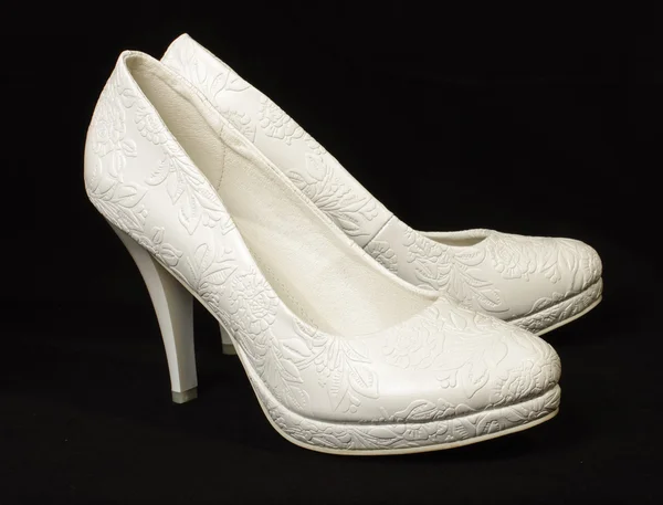 Coppia di scarpe da sposa isolate sullo sfondo scuro — Foto Stock