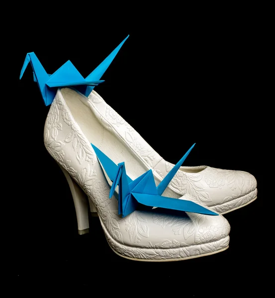 Gruas de papel Origami sobre os sapatos de noiva — Fotografia de Stock