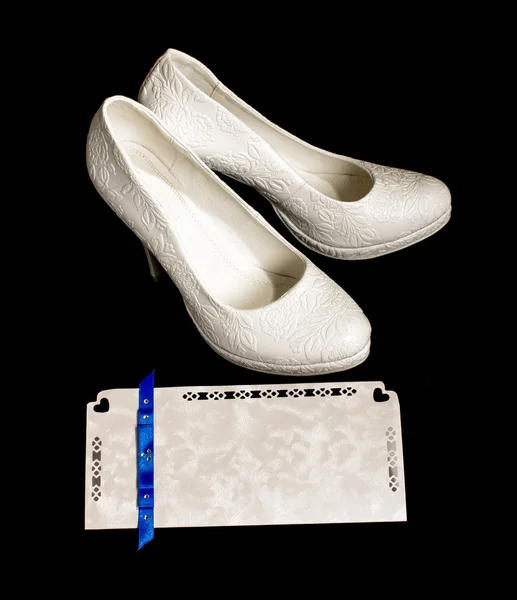 Пара взуття нареченої і запрошення на весілля — стокове фото