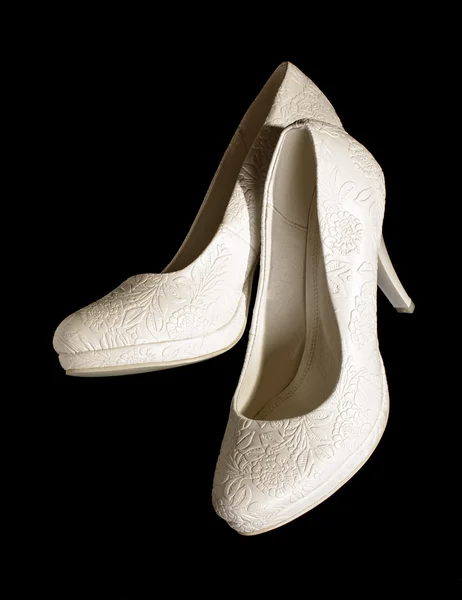 Coppia di scarpe da sposa isolate sullo sfondo nero — Foto Stock
