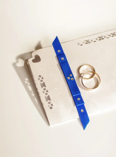 Προσκλητήριο γάμου με δύο χρυσά δαχτυλίδια — Φωτογραφία Αρχείου