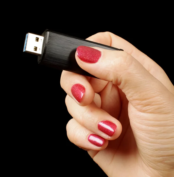 Mão feminina segurando unidade flash USB — Fotografia de Stock