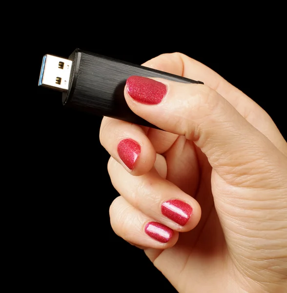 Main féminine tenant une clé USB — Photo