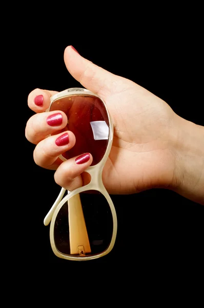 Vrouw hand hebt geïsoleerd op de zwarte zonnebril — Stockfoto