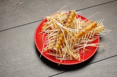 Balık kemikleri ve ahşap masa tabağa iskeleti yığını