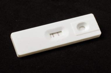 görüş açısı koyu arka plan üzerinde gebelik testi