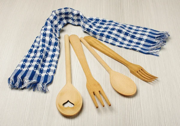 Quattro utensili da cucina sul tavolo di legno — Foto Stock