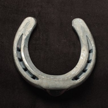 koyu arka plan üzerinde izole nal