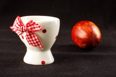 yumurta tutucu ve siyah arka plan üzerine boyanmış Paskalya yumurtası