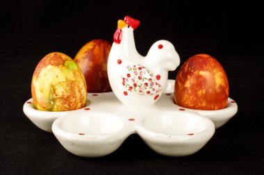 Paskalya yumurta case üç ressam geleneksel yumurta ile alçak açı