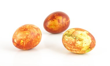 parlak zemin üzerinde üç geleneksel boyalı Paskalya yumurtaları