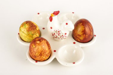 ile üç ressam geleneksel Paskalya yumurta durum parlak zemin üzerine yumurta