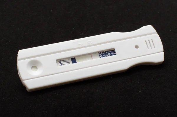 Prueba de embarazo negativa en el fondo negro — Foto de Stock