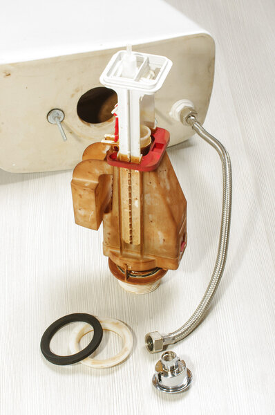 Демонтированный механизм смыва туалета
