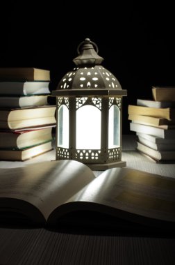 Fener ve gece geç saatlerde çok sayıda kitap
