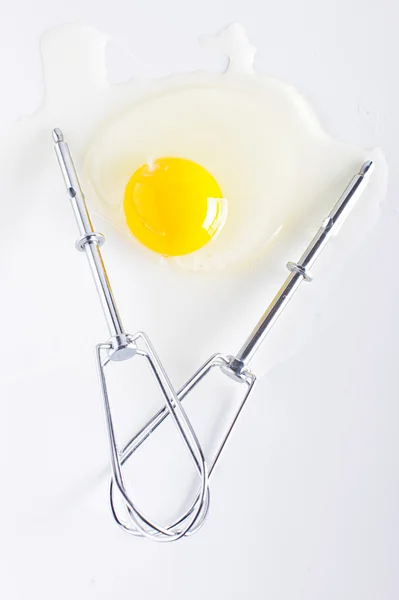 Raw egg and the mixer — Stock Photo, Image