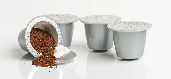 Nespresso koffie capsules geïsoleerd op de grijze achtergrond — Stockfoto