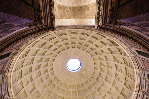 Szimmetrikus ősi Pantheon dome-ban Rómában — Stock Fotó