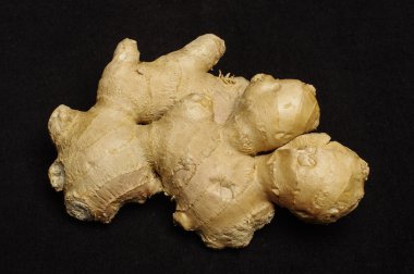 Zencefil koyu arka plan üzerinde izole