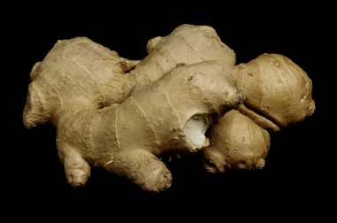 Siyah arka plan üzerine zencefil izole