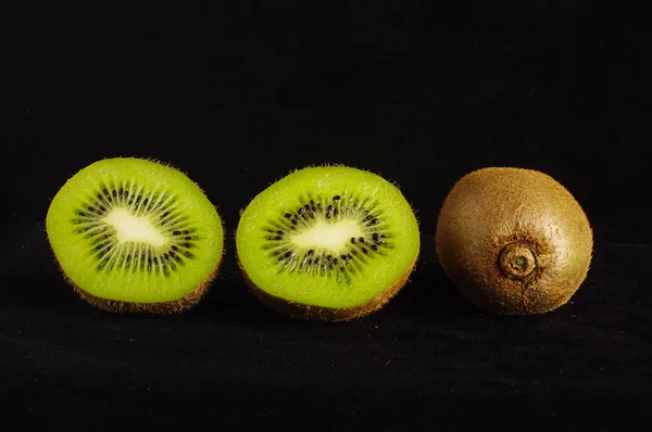 Half cut kiwi fruit isolated — Stock Photo, Image